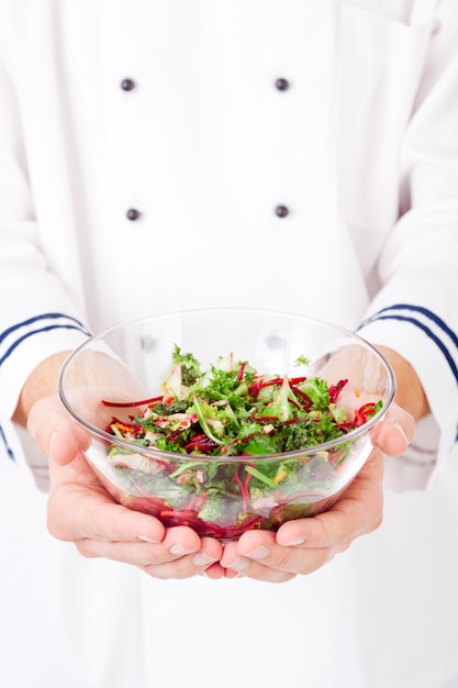 Bucătar pregătind o salată colorată
